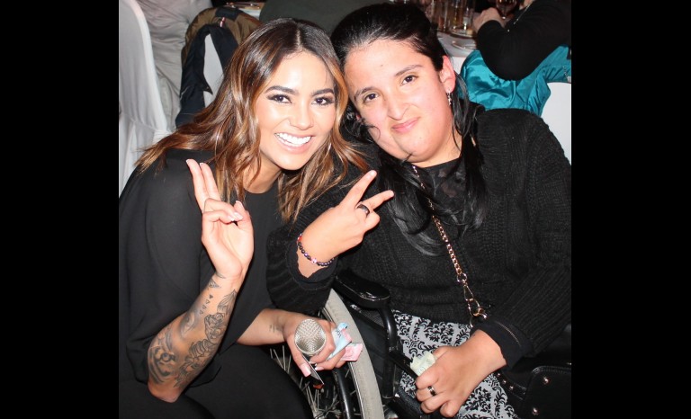 Camila Recabarren junto a una asistente al encuentro solidario.