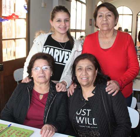 Margot Alfaro y Maritza Castillo junto a Adagreisy Rivas y Elizabeth Castillo.
