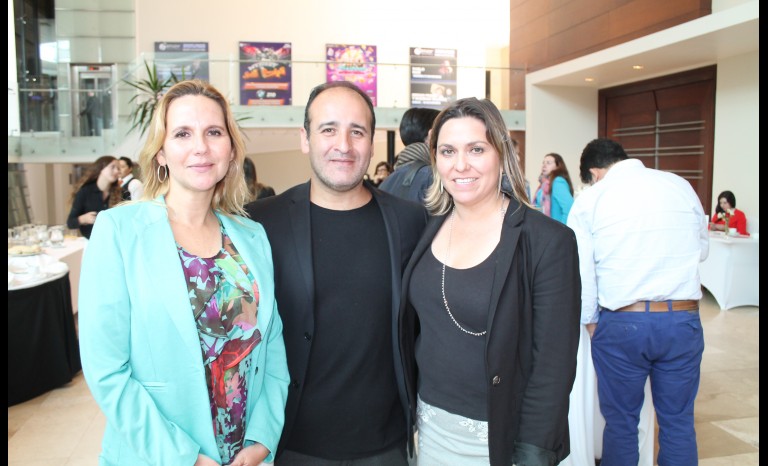 Laura Valdés, Plus Comunicaciones; Claudio Seguel; CEO de Brandstory; y Alejandra Valdés, Plus Comunicaciones.