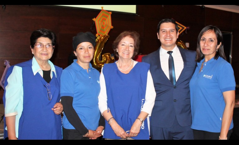 Mónica Rojas, voluntaria; Carla Castillo, docente; Patricia Martínez de Benito, voluntaria; Cristian Escalante, periodista; y Erika Cerda, docente; todos de Fundación Coanil. 