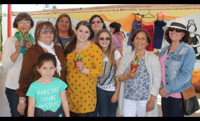 Emilia Peña, María Luisa Arroyo, Virginia Humeres, Silvana Valenzuela, Matresa Toro, Vivian Westfall, Lidija Westfall, Silvia Espinoza y Cecilia Cuadra, durante la  Feria de las Pulgas en el Centro Comunitario y Cultural Cuatro Esquinas.