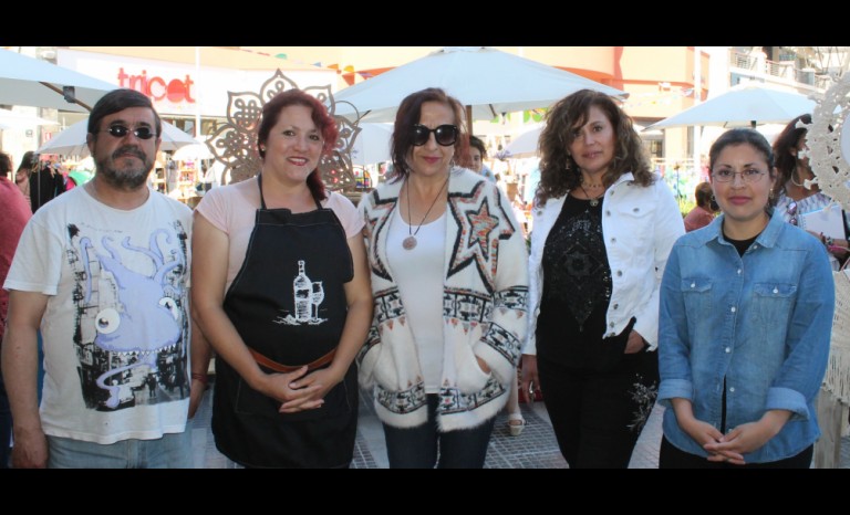 Glen Bustamante, de Koko Pele; Claudia Ruiz, de Hidro Gourmet; Doris Nahuelñir, de Ayelen; Jamile Torres, de La Memé Art; y Carolina Manquián, de Carito Gatitos. 