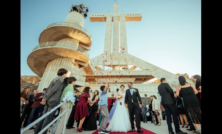 Los recién casados a la salida de la ceremonia religiosa.