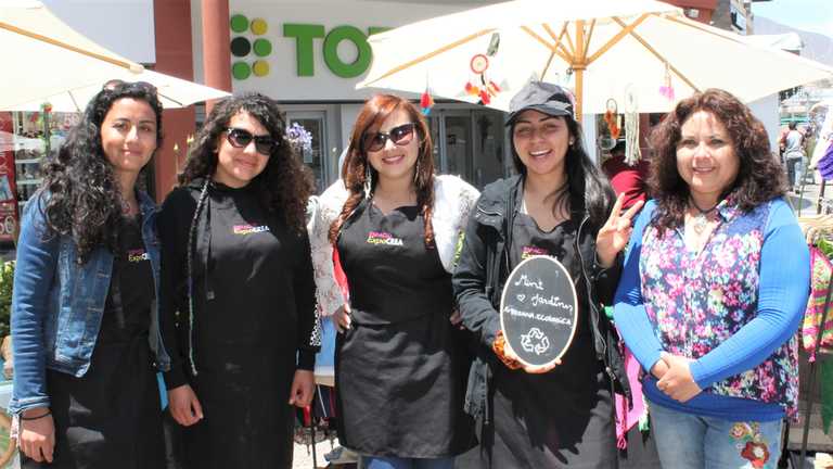 Lucía Rozas, Indalo; Francisca Valencia, Del Huerto; Victoria Tapia, Princess Chic; Margarita Rojas, Artesanía Ecológica, y Leticia González, Artesanas en Tejido.