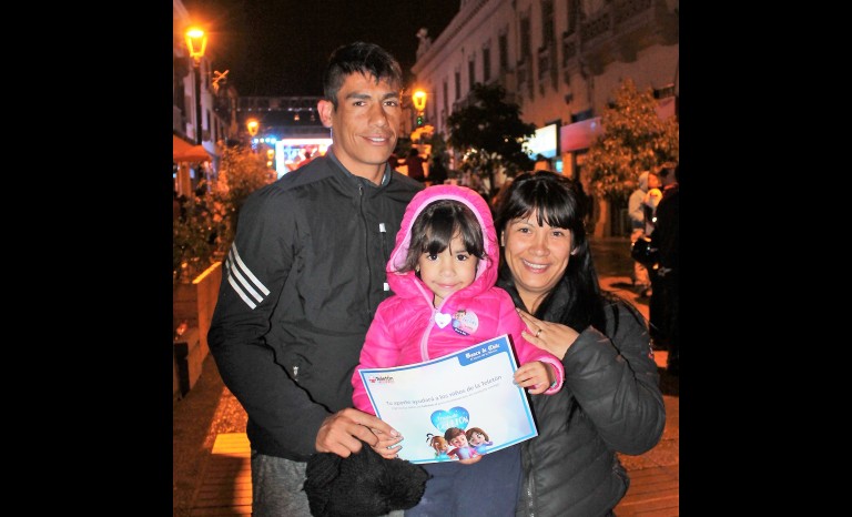 Andrés Reyes y Karen González con su hija María Jesús.