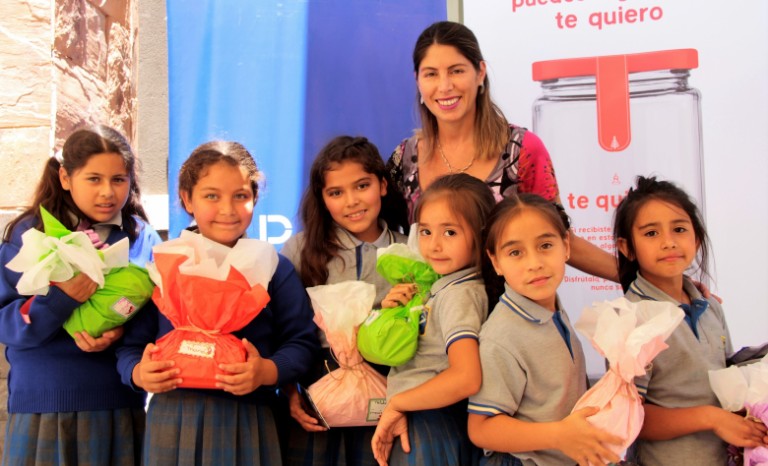 Constanza Cossio, gerente de Marketing Open Plaza, junto a niñas de la Escuela Manuel Espinoza López.