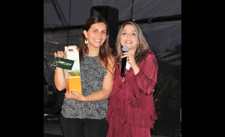 Daniela Goretta, ganadora de un premio, junto a Lilian Alvarado.