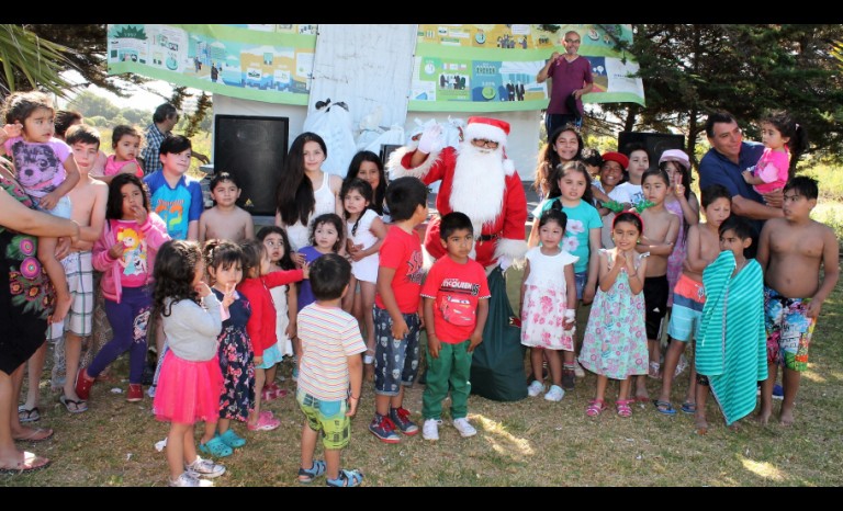 Niñas y niños de la gran familia El Día junto al Viejito Pascuero.