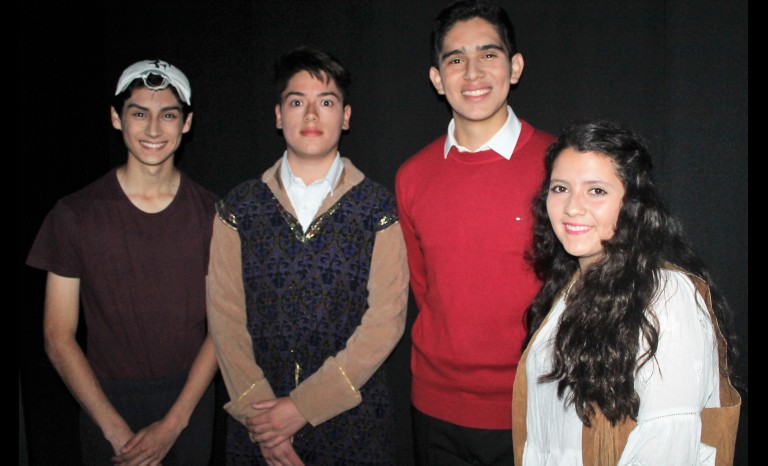  Tomás Rojas, Simón Cuellar, Vicente Reyes y Consuelo Coroceo, en la obra de teatro.