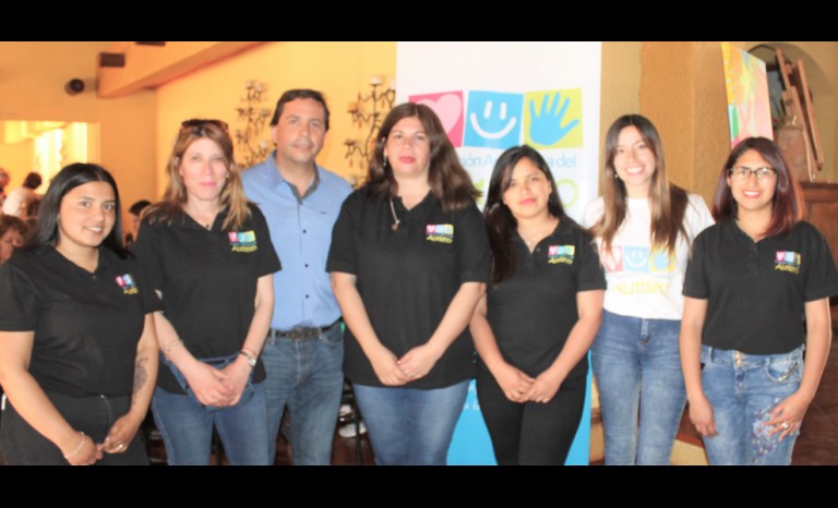 Fernanda Contreras, Elizabeth Fredes, David Rojas Somerville, Evelyn Augusto, Nayadet Rivera, Lorena Pardo y Paola Fuentes, directivos y profesionales de la Fundación Americana del Autismo.