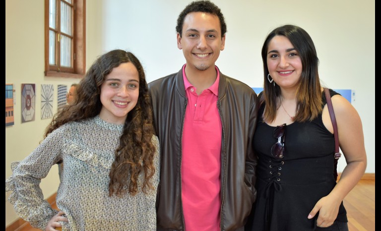 Janina Craviolati, Cleyton Cortés, expositor; y Nicole Pastén.