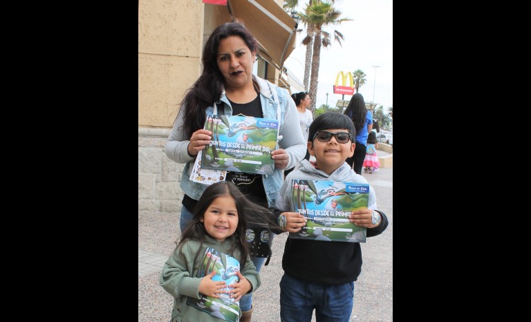 Kelly Herrera con sus hijos Tatiana y Cristopher Valenzuela.