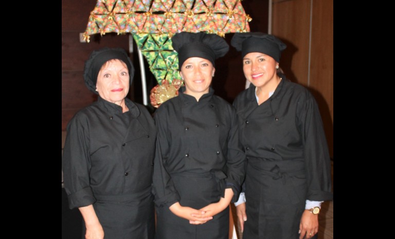Leticia Navarro, voluntaria, junto a Carla Castillo y Karina Tarque, profesoras del Taller Laboral de Coanil.