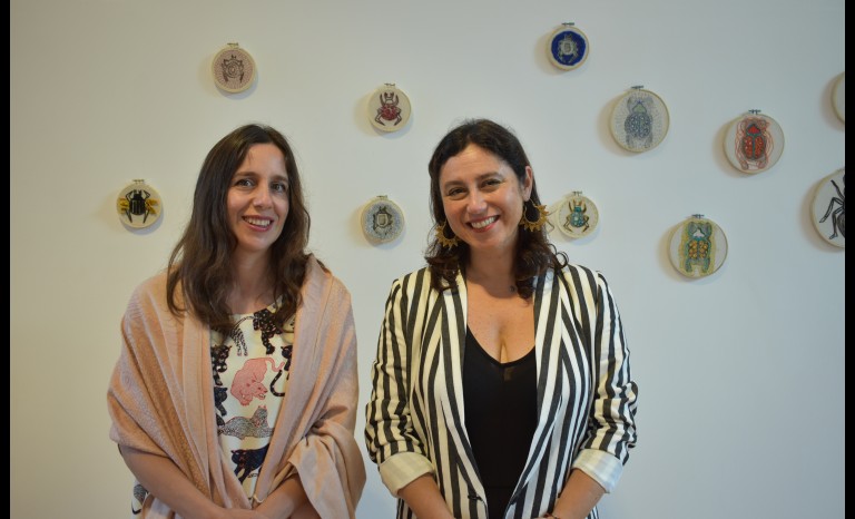 María José Riveros, curadora; y Claudia Suárez, expositora.