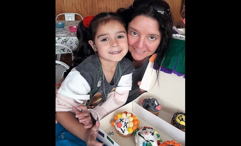 Violeta Pinochet con su mamá Carolina Hanna.