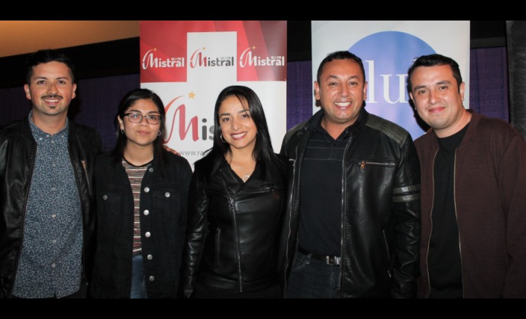 Yerko Álvarez, Constanza Zambra, ganadora de un premio; Suly Giraldo y César Suárez, de Saed Salud y Estética; y Ricardo Muñoz.