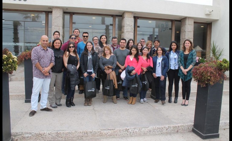 Los invitados junto representantes del Departamento de Turismo de la Municipalidad de La Serena y de las empresas organizadoras.