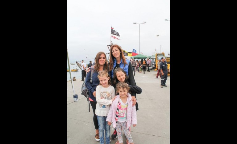 Albana Cruz e Ivana Fernández junto a las pequeñas Zoe, Dara y Sara.