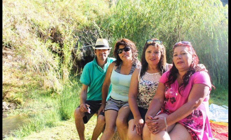 Alicia, Margarita y Mariela Vega junto a Buenaventura Barraza.