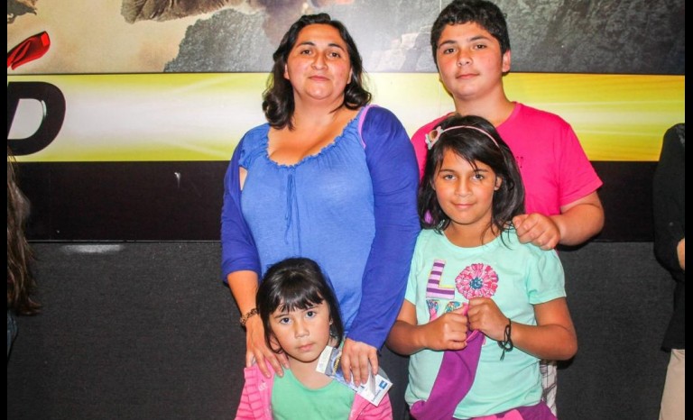 Anhais Rojas y Génesis Rojas junto a Carolina Núñez y Nicolás Carrasco.