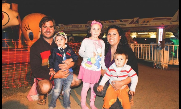 Bryan González y Karen Tirado, junto a sus hijos Ian, Sofía y Cristóbal.