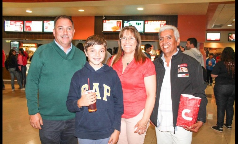 Eduardo, Valentín y Rosana Cortés-Monroy junto a Pablo Valenzuela.