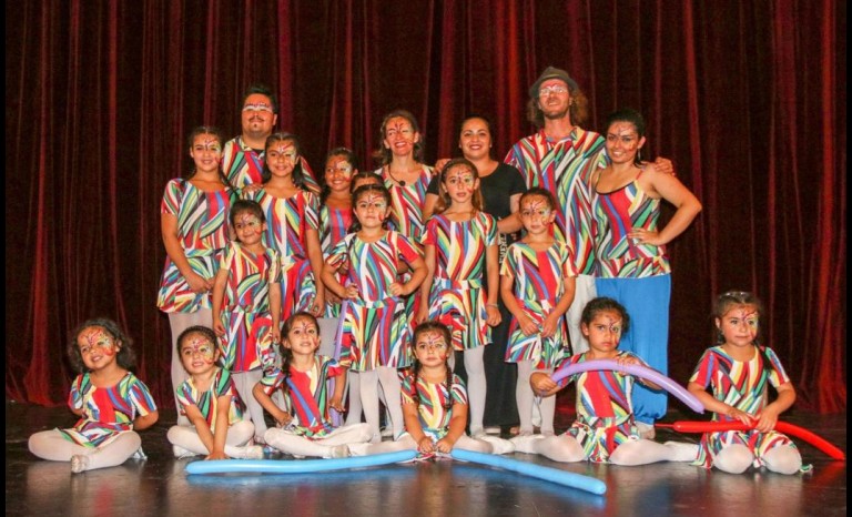 Elenco de bailarinas y músicos de MusiDanza en compañía de la maestra Sindy González Marchant.