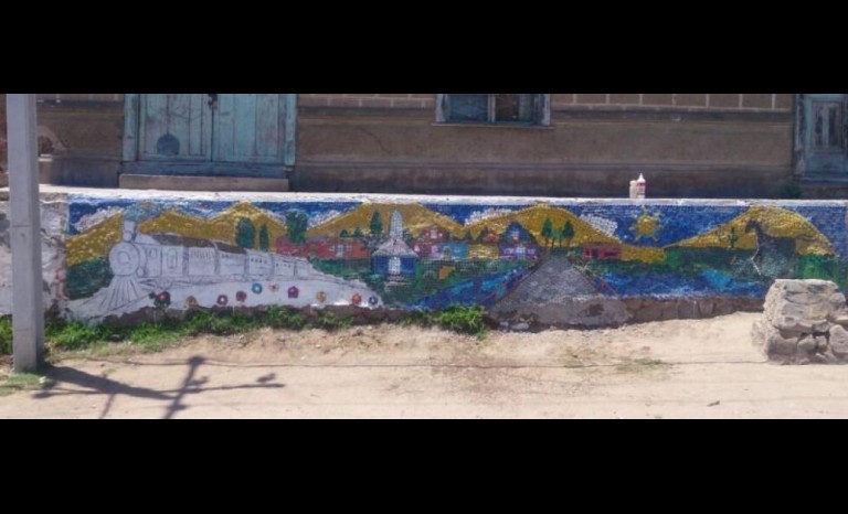 Mural de Tapas Plásticas en el Pueblo de Las Rojas  