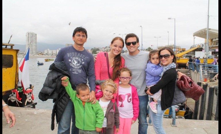 Benjamín Albarrán, Agustina  e Isidora , junto a Fernando Albarrán, Tere Román, Osvaldo, Emma Albarrán y Amaya García. 