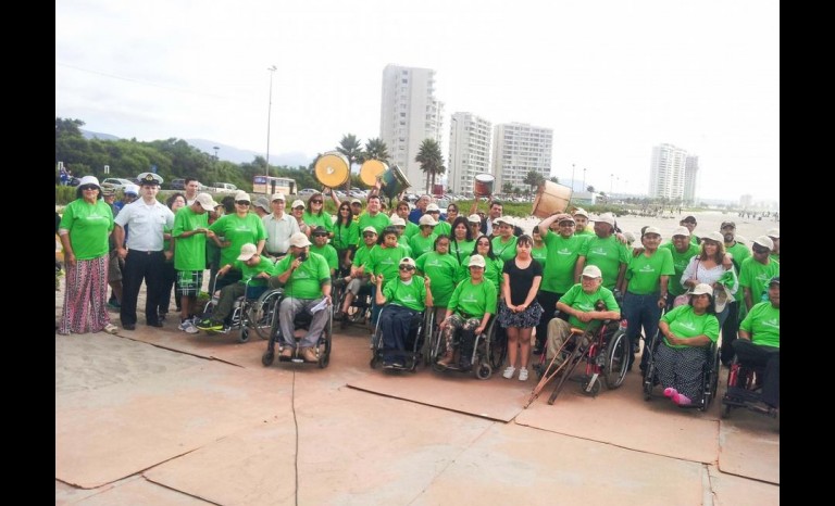 Representantes de las instituciones organizadoras y colaboradoras junto a las personas en situación de discapacidad que particip