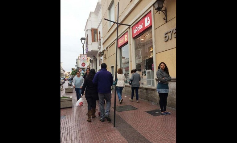 Estructura de metal dificulta tránsito de peatones 