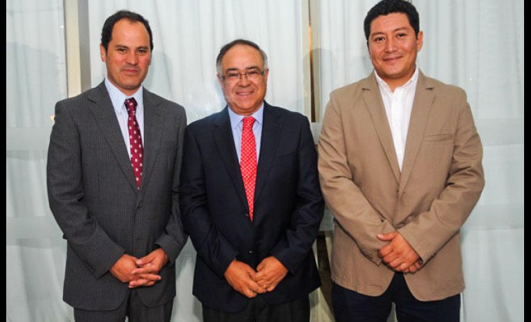 Francisco Puga, de Diario El Día, junto a Jorge Contador y Jaime Ramos, de Maquinarias Olmué.