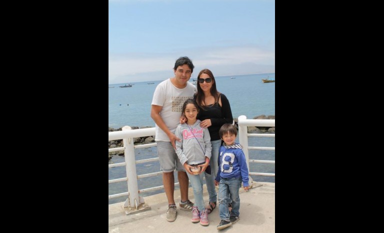 Francisco Rojas y Macarena Campos con sus hijos Francisca y Lucas.