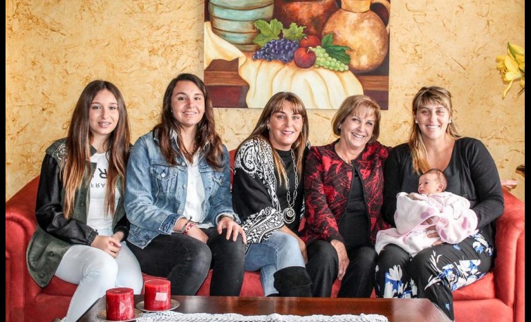 Ida Rizzoli de Conta con sus hijas Cristina y Rafaella Conta Rizzoli y sus nietas Isidora, Catalina y Amalia.