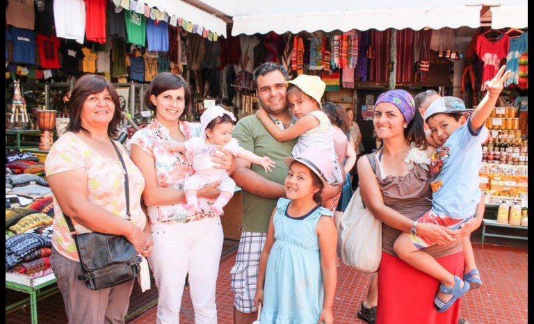 Isabel Pizarro, Nancy,  Valentina, Fernando, Catalina Morales, Martina  y Daniela con  Samuel Gallardo.