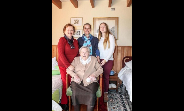María Gramola con su hija Lina Olivier Gramola, su nieta Sandra Baldessari Olivier y su bisnieta Isabella Pomarolli Baldessari.