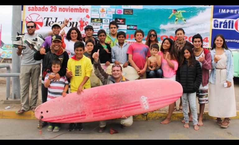 Organizadores de la Surfatón junto a participantes.