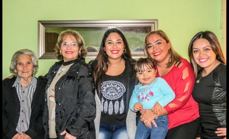 Rosa Aguirre con su hija Nelly Cortés, nietas Valentina y María José Miranda Cortés y bisnietas Javiera y Josefa.