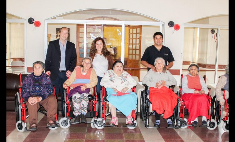 Residentes del hogar junto a Dr. Andrés Pakuts, Pamela Líbano de Pakuts y Leonardo González.