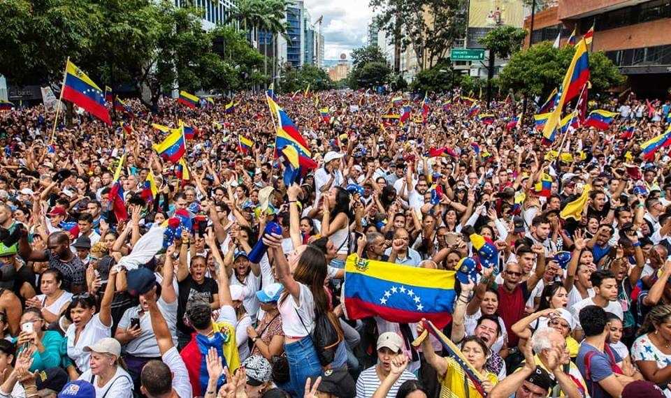 Venezolanos en Caracas, durante la juramentación de Juan Guaidó como presidente encargado. Foto: Isaac Paniza.