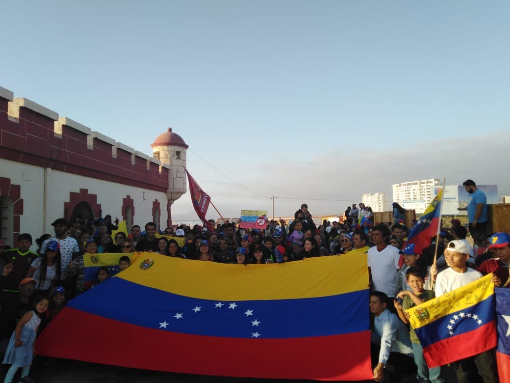 Una gran bandera de Venezuela fue desplegada en la playa El Faro de La Serena, donde se concentraron centenares de personas para celebrar la acción de Juan Guaidó