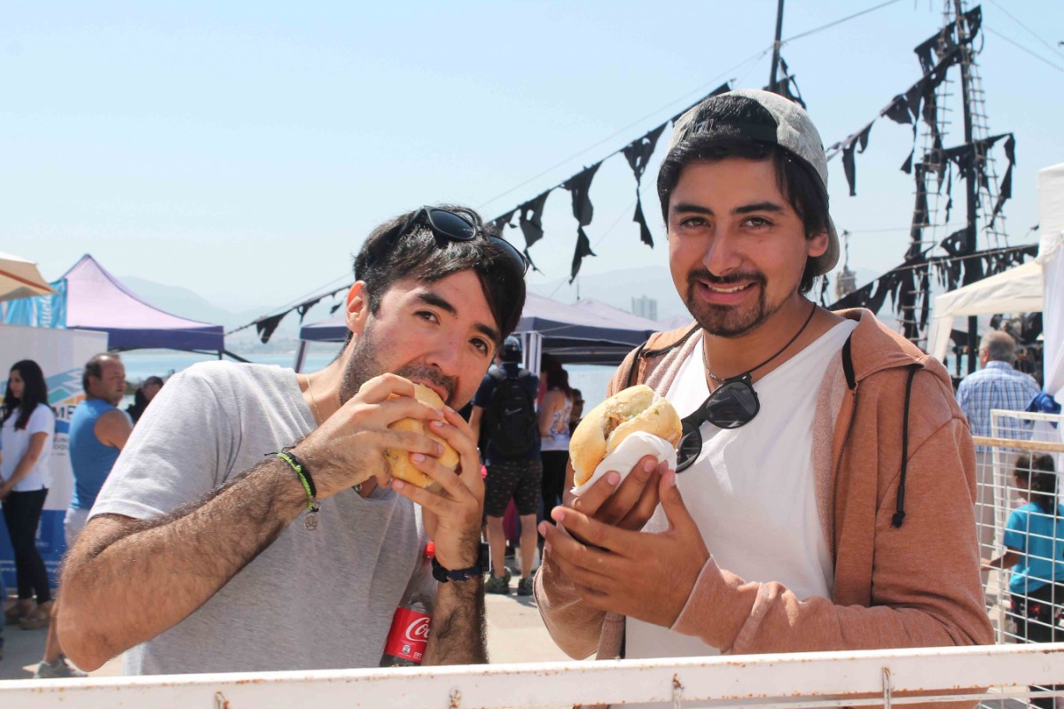 El "sanguche" típico del puerto deleitó a cientos de visitantes que disfrutaron de su inconfundible sabor. Foto: Diario El Día