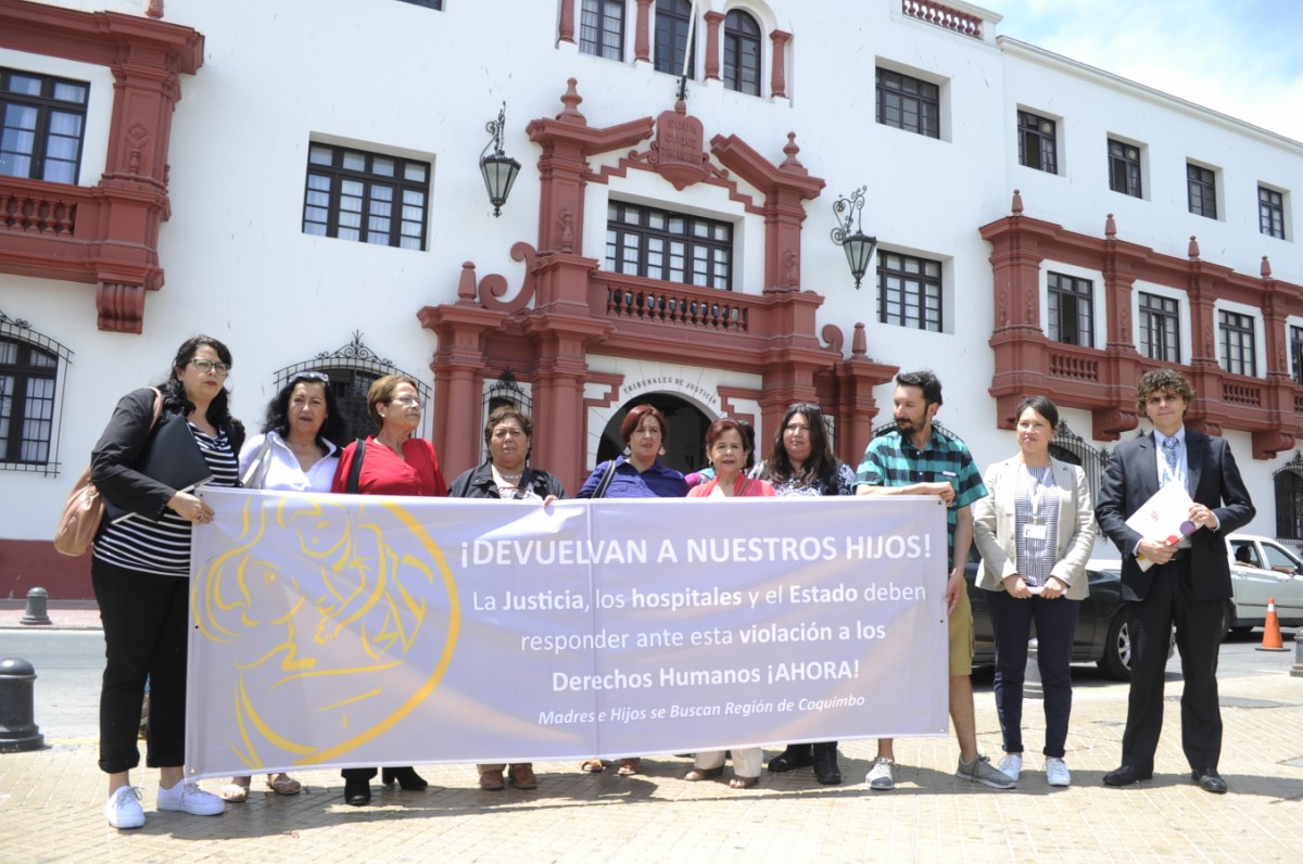 Miembros de la ONG Madres e Hijos se Buscan, realizaron una manifestación frente a la Corte de apelaciones tras ser interpuestas las querellas.