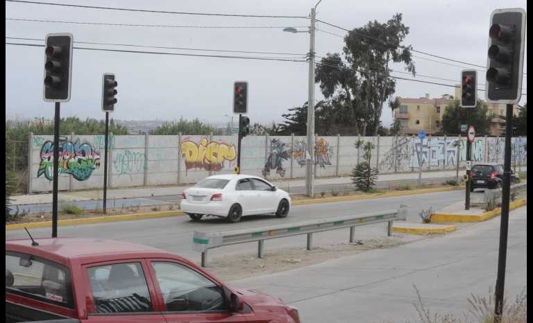 Como se puede apreciar, las barreras impiden el paso de vehículos por calle Los Arrayanes. 