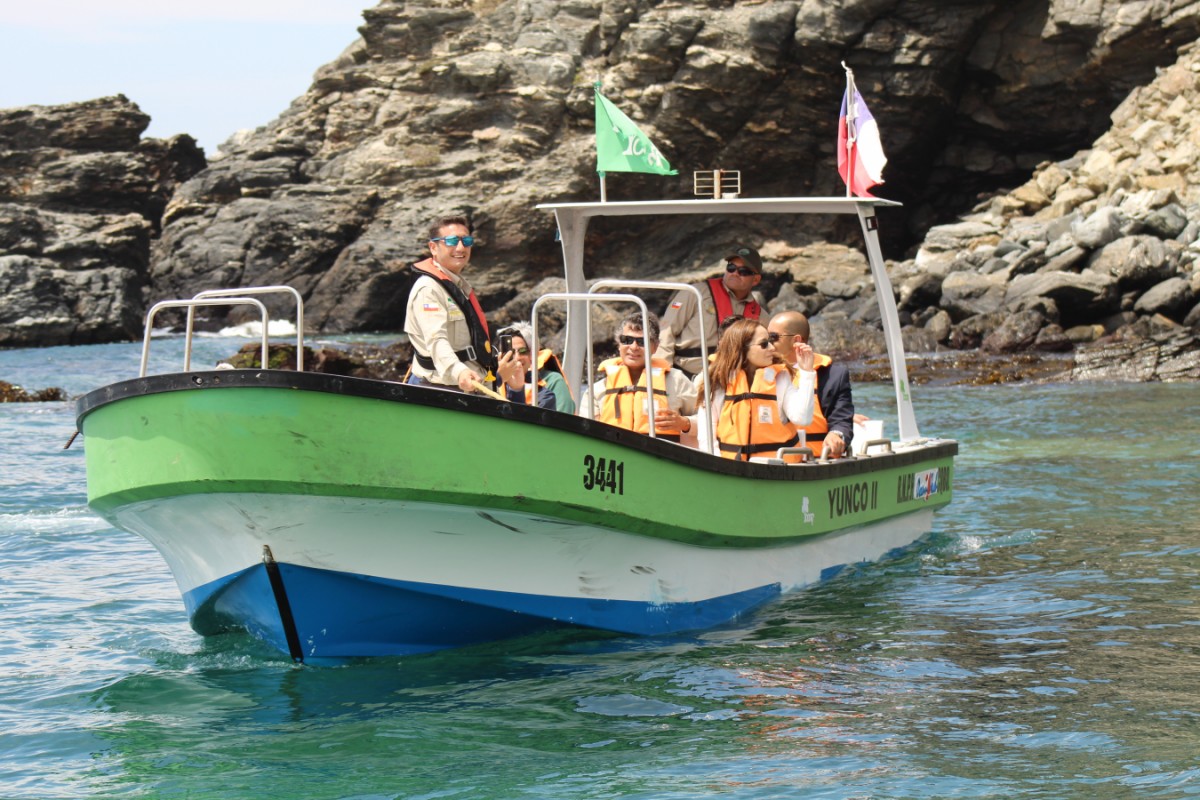 La embarcación de pasajeros Yunco II fue inaugurada en Punta de Choros por la intendente regional, Lucía Pinto, el alcalde de La Higuera Carlos Flores y el director regional de Conaf, Eduardo Rodríguez.