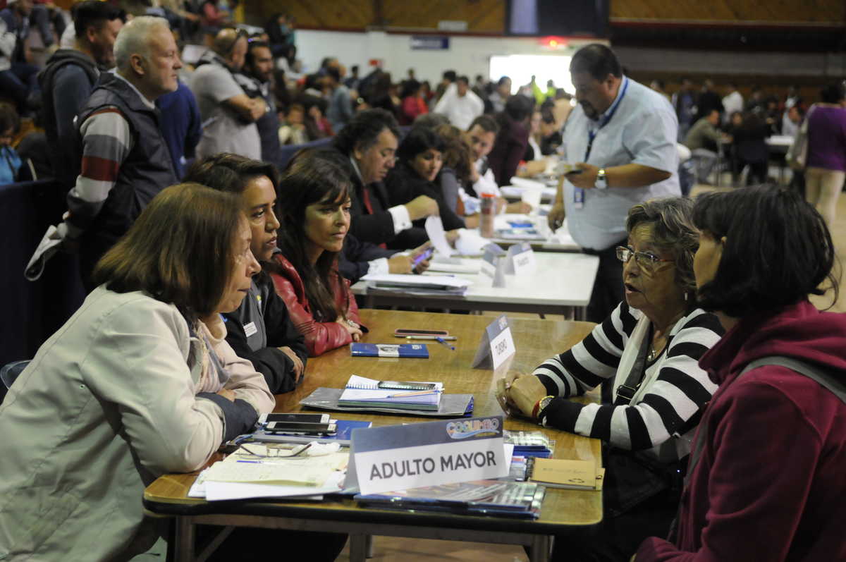 Cada uno de los departamentos municipales estaban presentes en la jornada, para dar solución a los requerimientos de la comunidad. Foto:Andrea Cantillanes