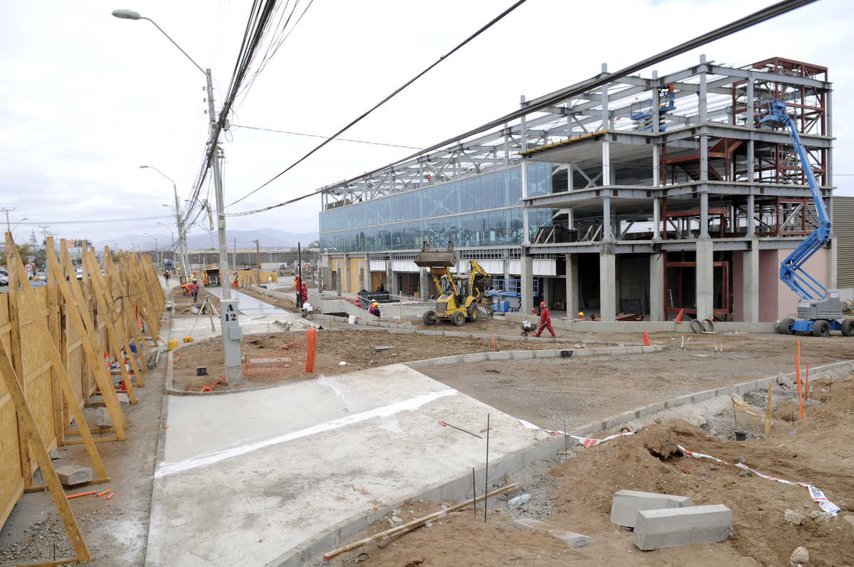 El centro comercial Paseo Balmaceda registraría más de un 75% de avance en sus obras y contará con dos tiendas anclas, Tottus y Homecenter. FOTO ANDREA CANTILLANES 