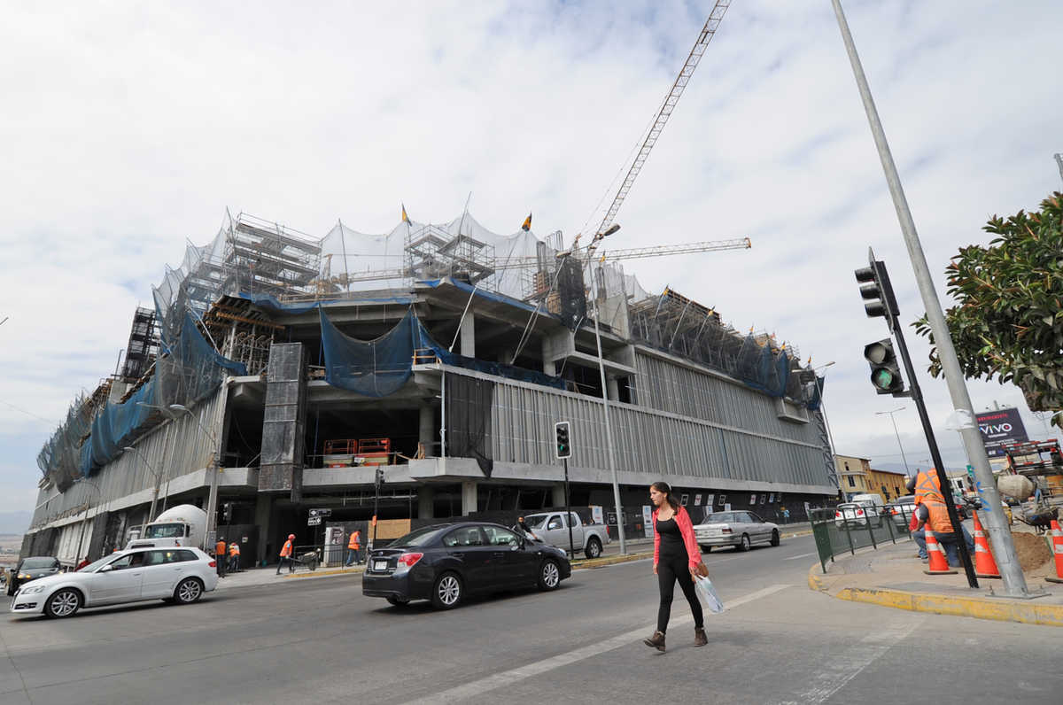 La fotografía muestra el avance de la construcción de Mall Vivo Coquimbo. La novedad es que traerá una moderna sala de Cine Hoyts. FOTO JANINA GUERRERO