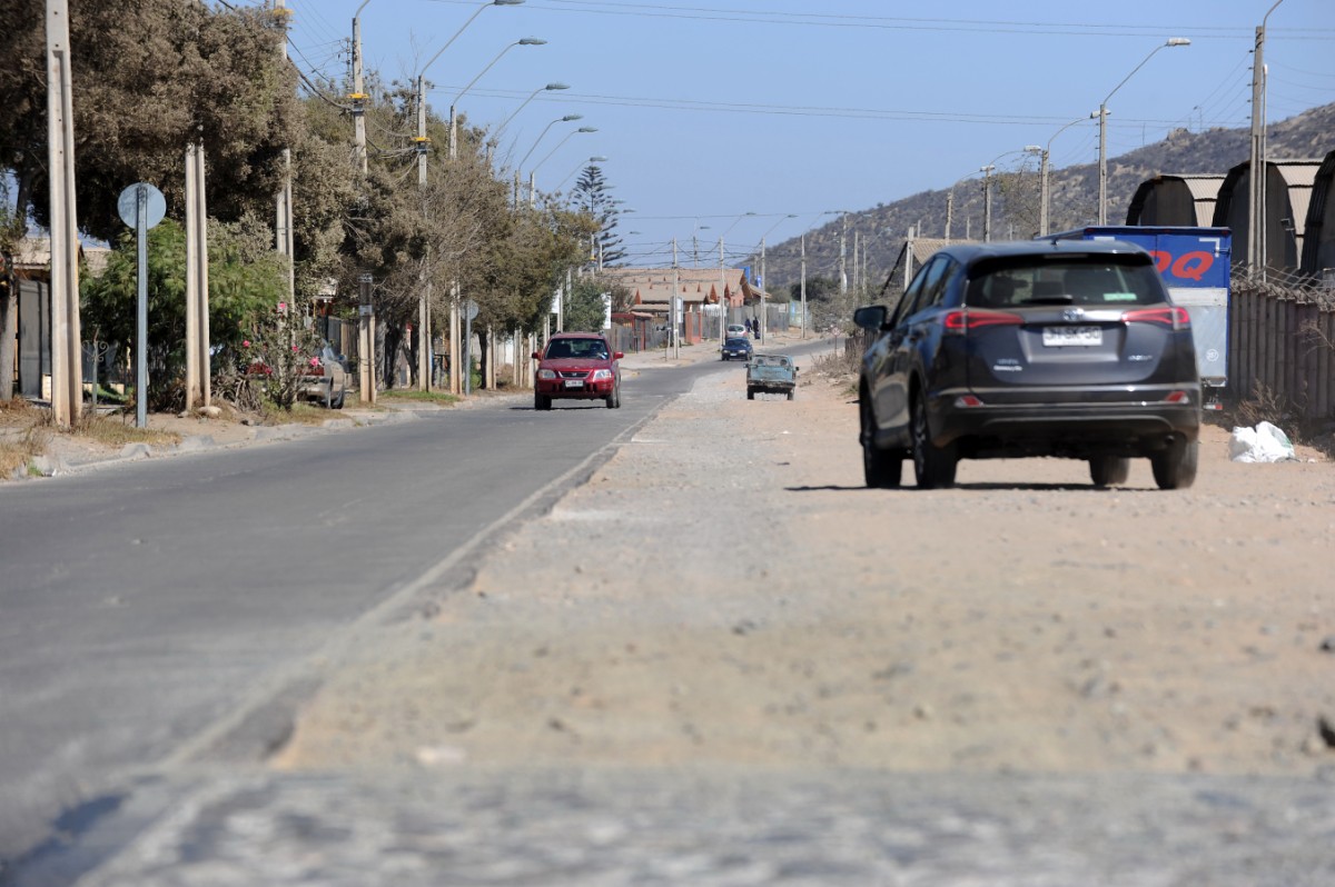 La calle Alessandri tiene doble dirección, sin embargo tiene pavimentada sólo una calzada, dificultando el tránsito de quienes se dirigen de norte a sur por dicho sector. Foto: Lautaro Carmona.