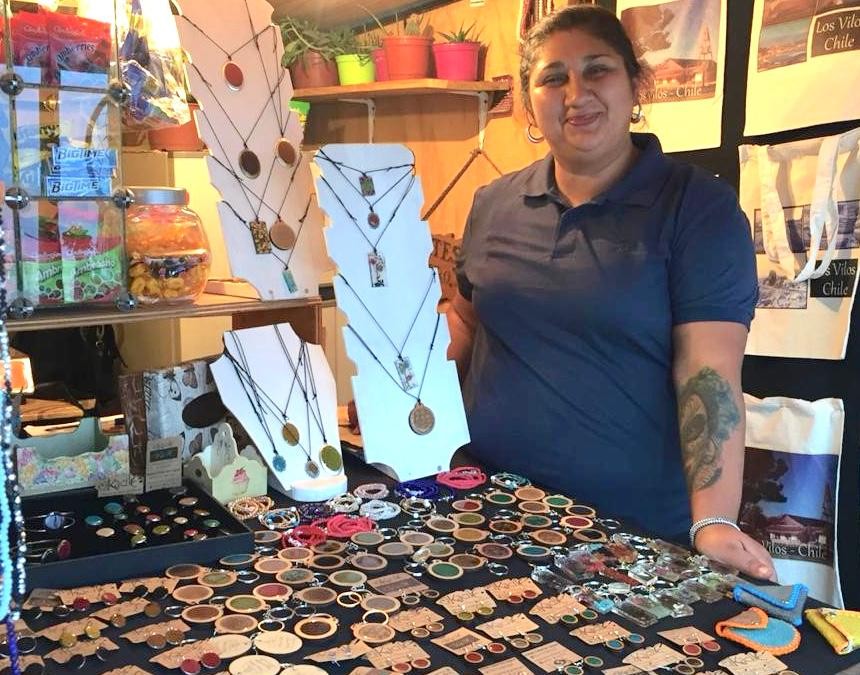Karen Cisternas tiene un exitoso emprendimiento en Los Vilos en el cual hace artesanía y pequeñas joyas con cueros de pescado, como aros, pulseras y llaveros.